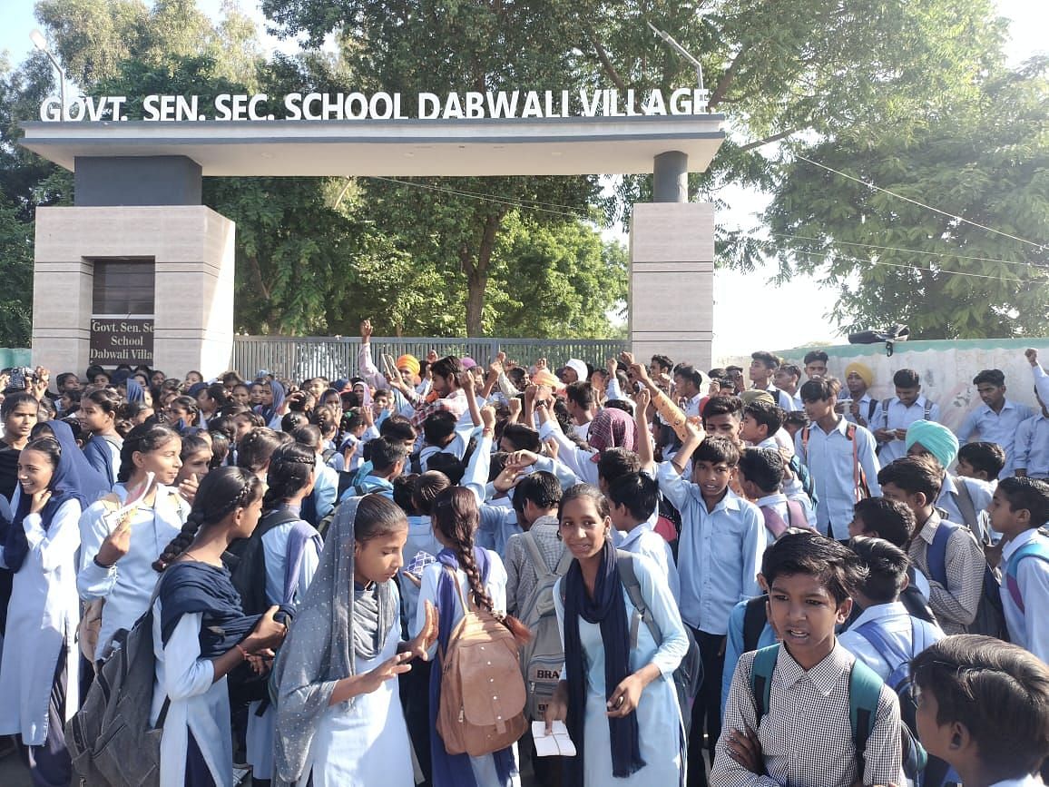 Dabwali: Lack Of Teachers, Villagers Lock The School Gate - डबवाली :  अध्यापकों की कमी, ग्रामीणों ने स्कूल गेट पर जड़ा ताला - Sirsa News