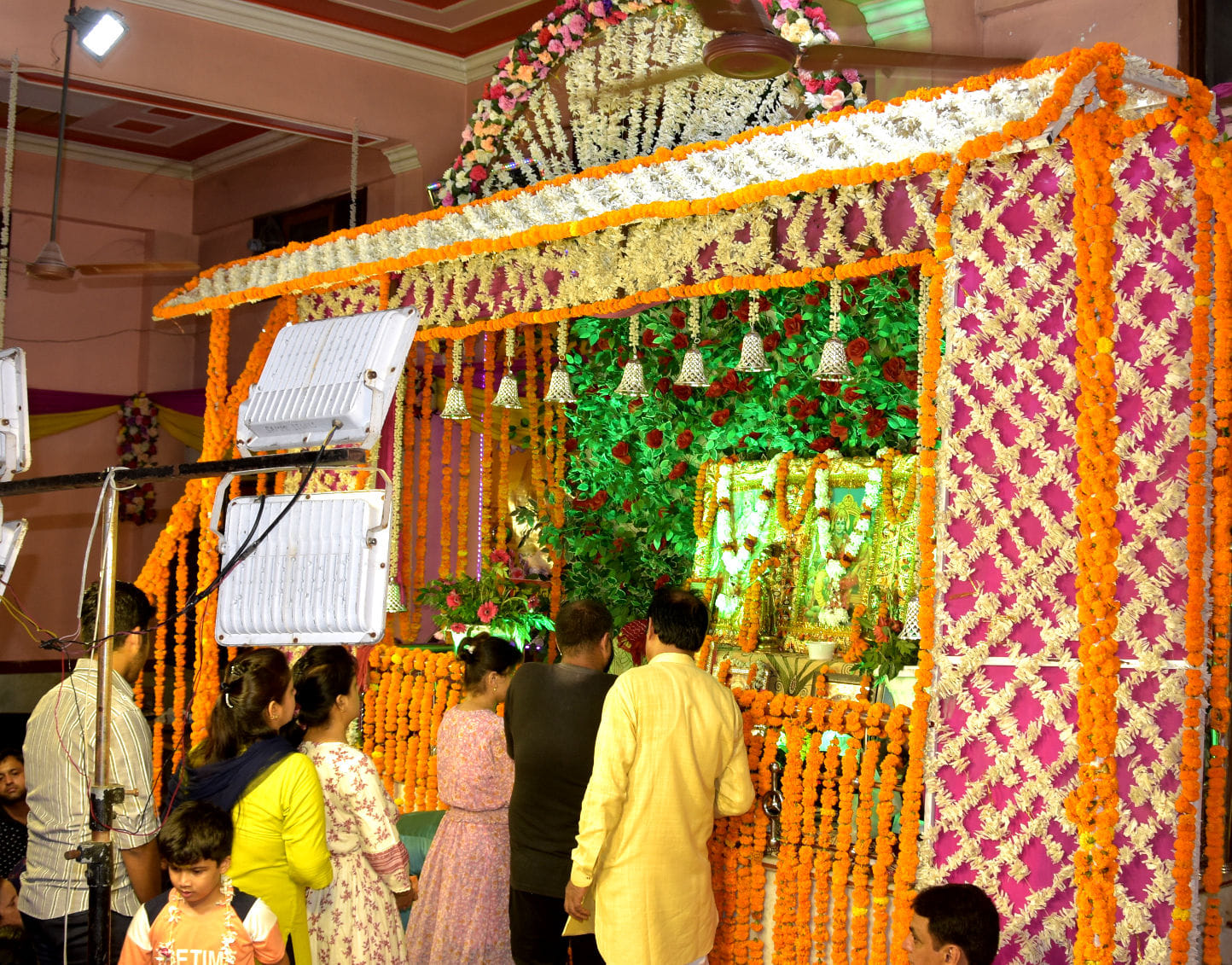 हकीकत नगर स्थित राधा कृष्ण मंदिर में राम कथा में सजा राम दरबार हकीकत नगर स्थित राधा कृष्ण मंदिर में राम कथा में सजा राम दरबार