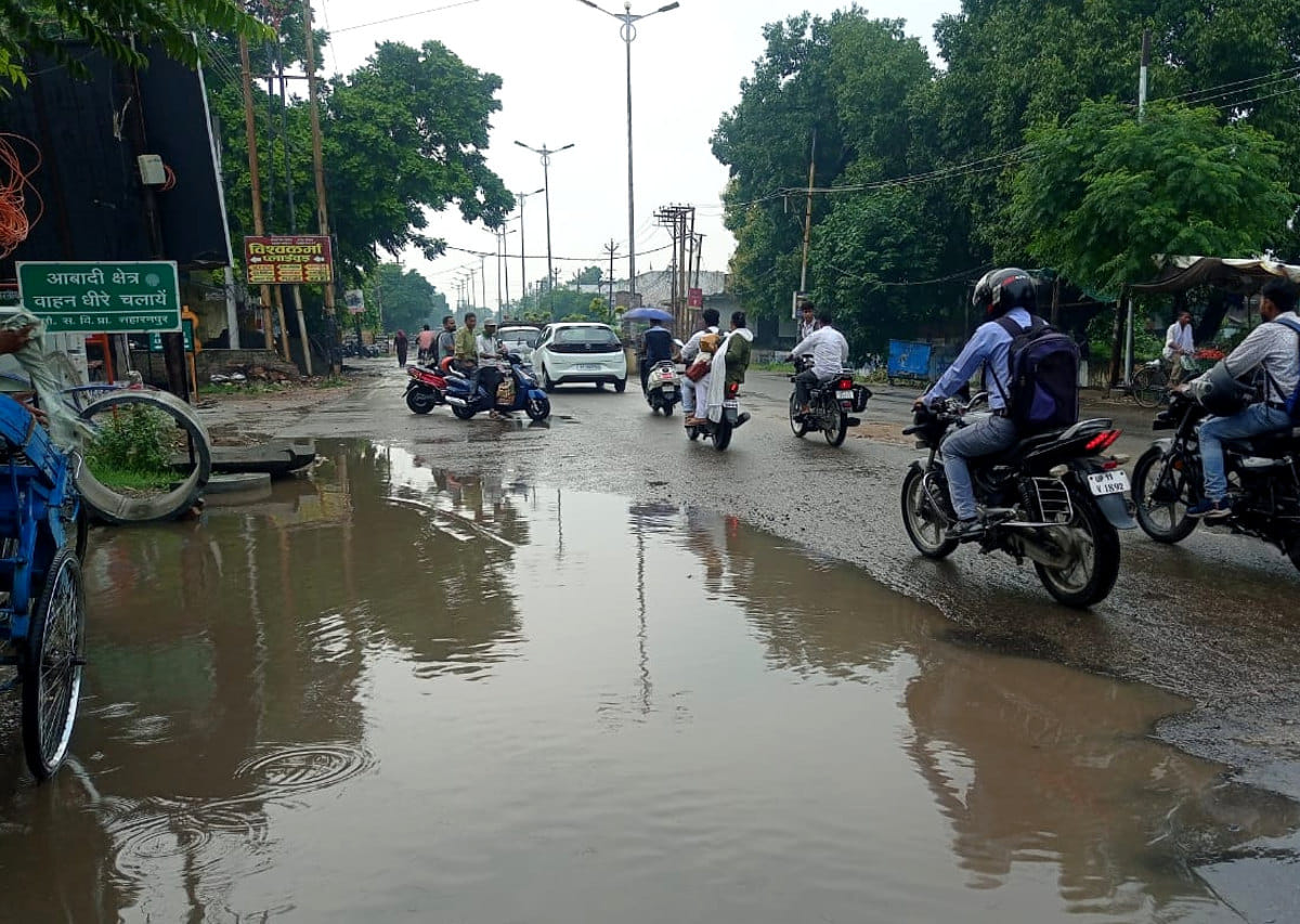 जनता रोड पर बरसात के बाद भरा पानी जनता रोड पर बरसात के बाद भरा पानी