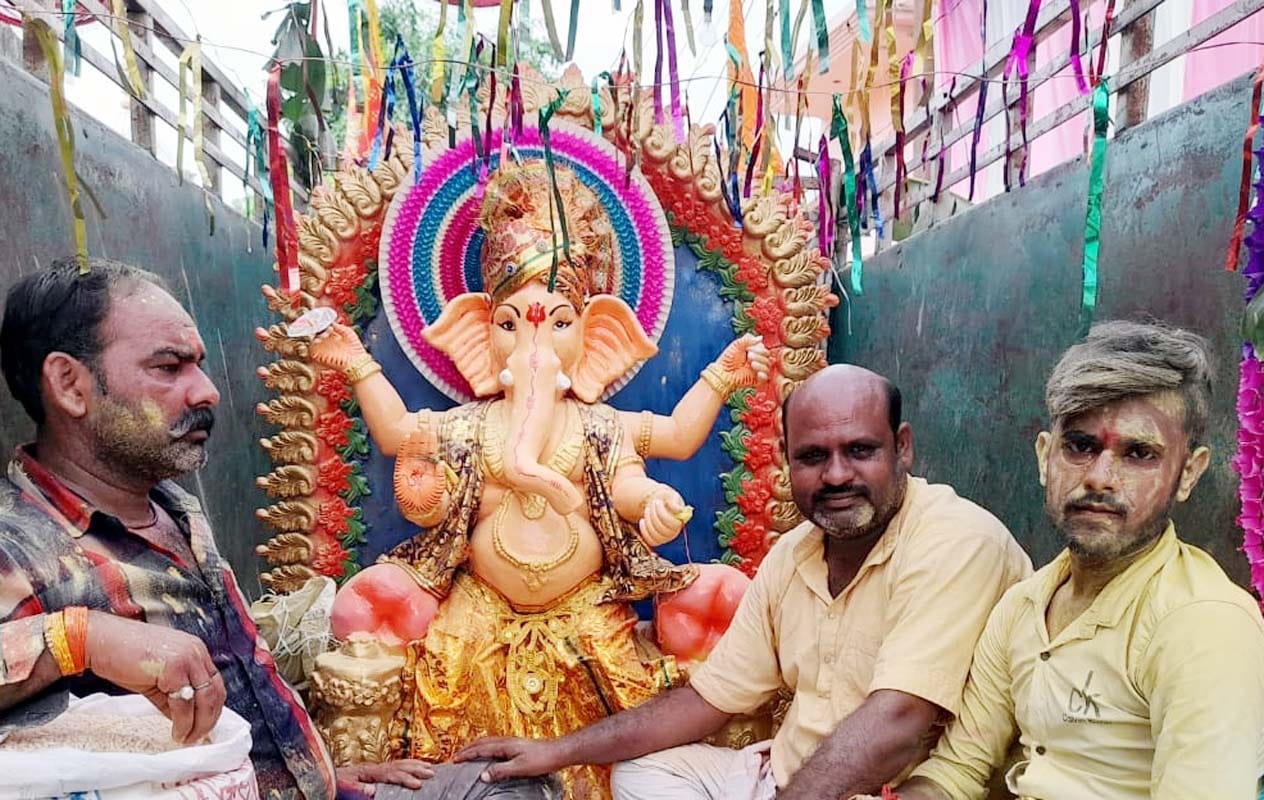 खुटार में निकाली शोभायात्रा खुटार में निकाली शोभायात्रा