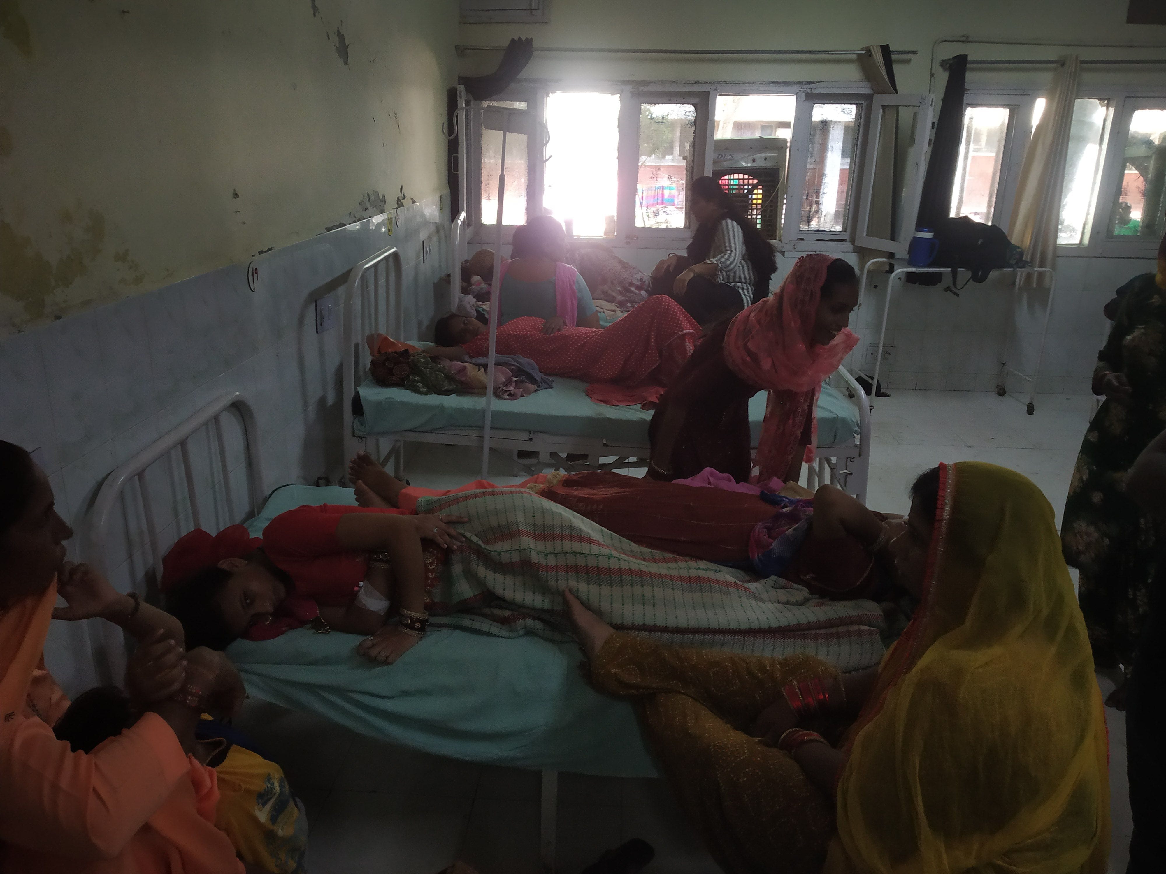 नागरिक अस्पताल के प्रसूता वार्ड में एक ही बेड पर दाखिल दो मरीज । नागरिक अस्पताल के प्रसूता वार्ड में एक ही बेड पर दाखिल दो मरीज ।