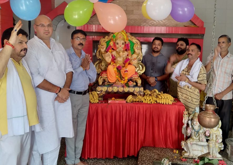 नजीबाबाद के रेलवे स्टेशन मंदिर पर भगवान गणेश की मूर्ति स्थापित करते श्रद्घालु। नजीबाबाद के रेलवे स्टेशन मंदिर पर भगवान गणेश की मूर्ति स्थापित करते श्रद्घालु।