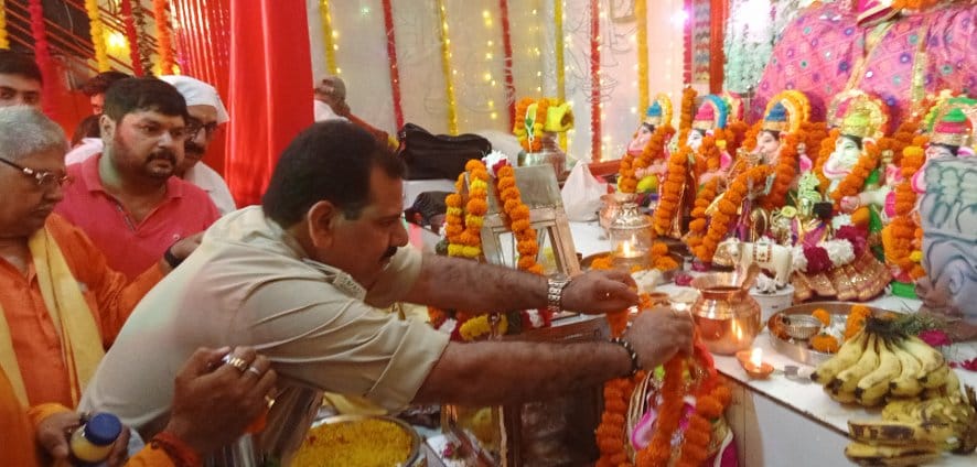 नजीबाबाद के दरबाराशाह स्थित गणेश चतुर्थी पर पूजन करते सीओ गजेंद्र पाल सिंह। नजीबाबाद के दरबाराशाह स्थित गणेश चतुर्थी पर पूजन करते सीओ गजेंद्र पाल सिंह।