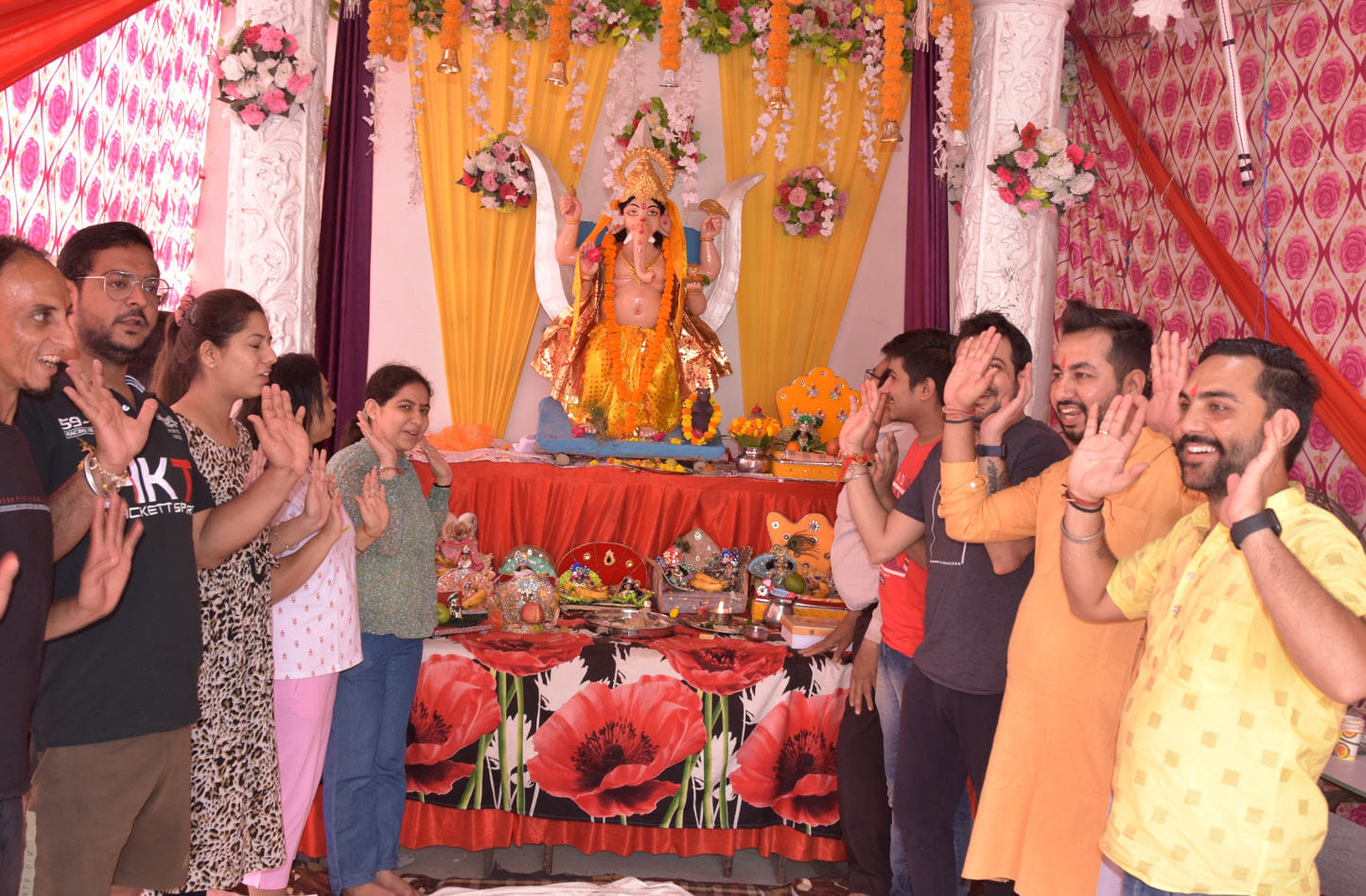 नुमाइशकैंप में गणेश स्थापना करते रामेश्वरम क्लब के पदाधिकारी