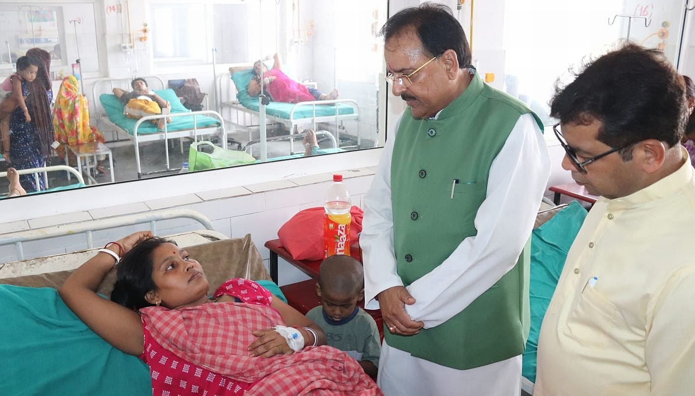 रुद्रपुर जिला अस्पताल में भर्ती गैस रिसाव पीडितों का हाल जानते सांसद अजय भट्ट।