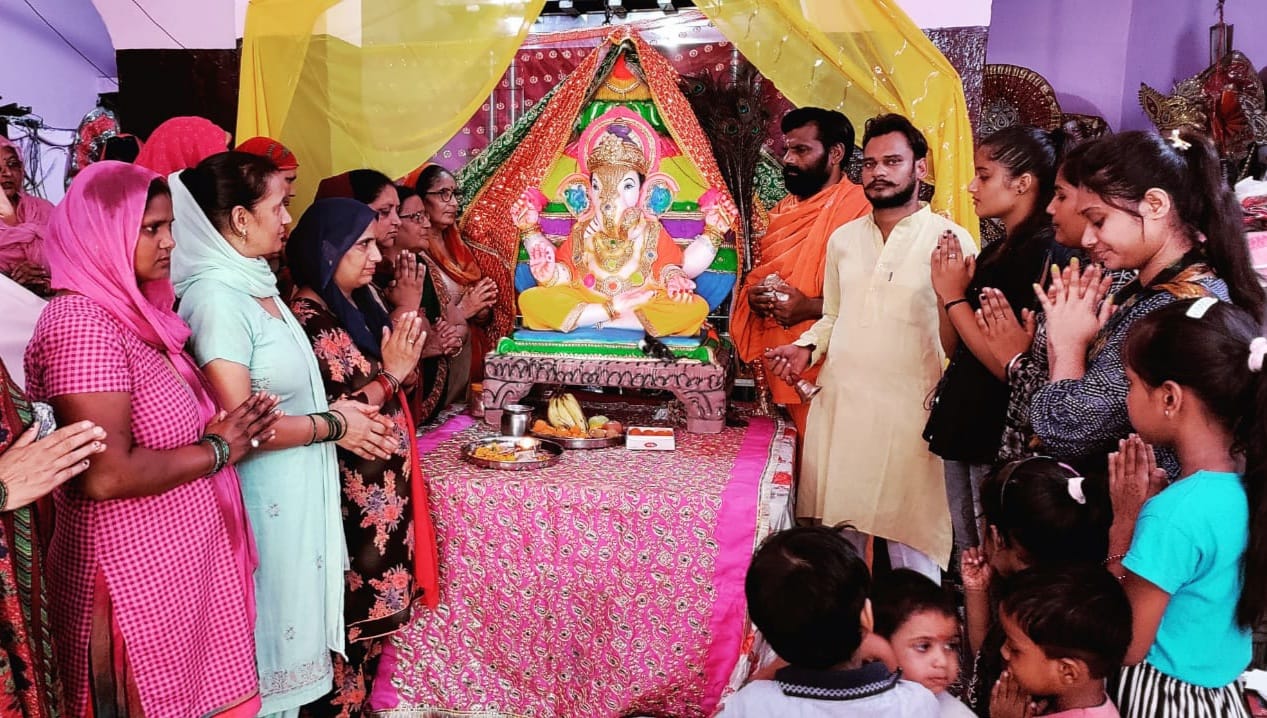 राधा विहार स्थित मंदिर में गणेश स्थापना करते महाराज कालेंद्रानंद व श्रद्घालु