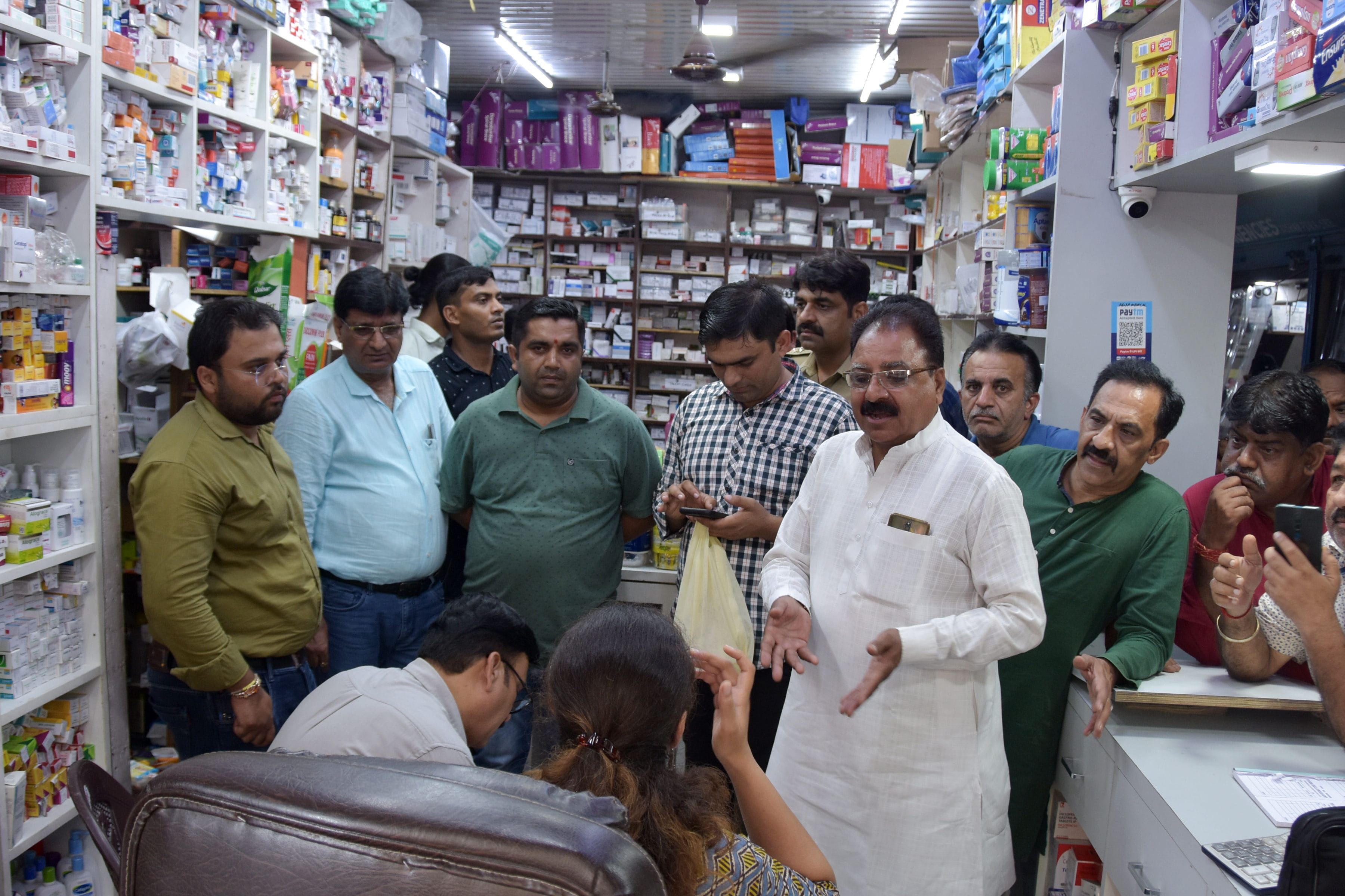 सहारनपुर के किशनपुरा दवाई मार्केट में अधिकारियों से बात करते दवा व्यापारी। सहारनपुर के किशनपुरा दवाई मार्केट में अधिकारियों से बात करते दवा व्यापारी।
