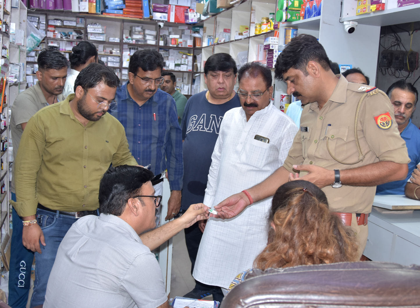 सहारनपुर की किशनपुरा दवाई मार्केट में इंजेक्शन की जांच करते अधिकारी। सहारनपुर की किशनपुरा दवाई मार्केट में इंजेक्शन की जांच करते अधिकारी।