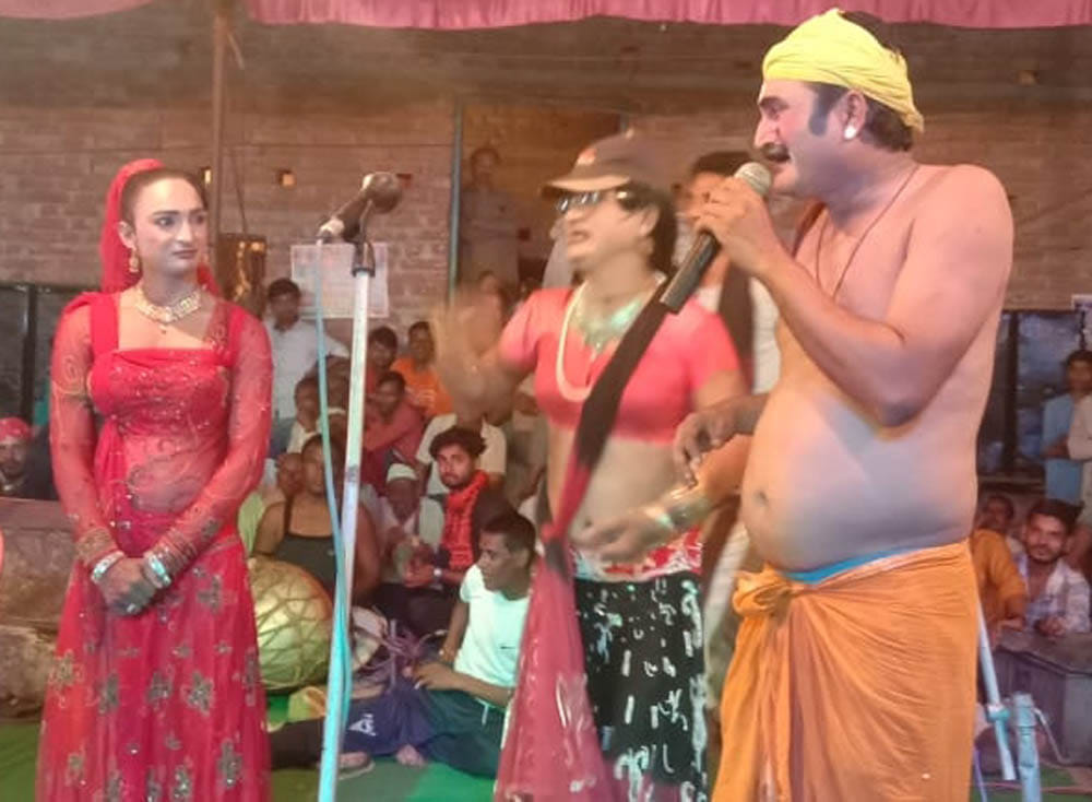 सुमेरपुर के पशुबाजार मैदान में भक्त पूरनमल का नाटक प्रस्तुत करते झांसी के कलाकार। संवाद सुमेरपुर के पशुबाजार मैदान में भक्त पूरनमल का नाटक प्रस्तुत करते झांसी के कलाकार। संवाद