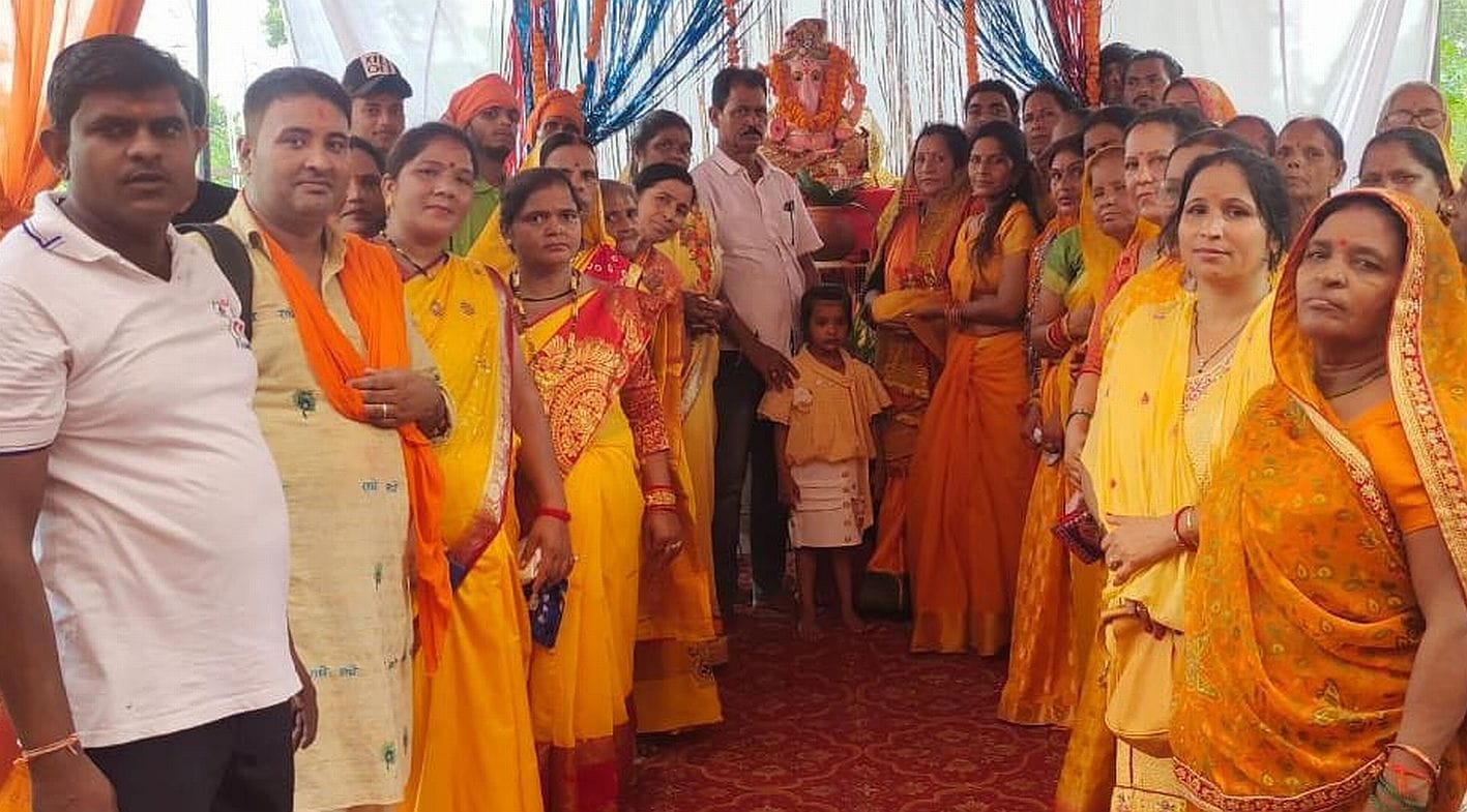 शांतिपुरी में गणपति की मूर्ति के साथ श्रद्धालु। शांतिपुरी में गणपति की मूर्ति के साथ श्रद्धालु।