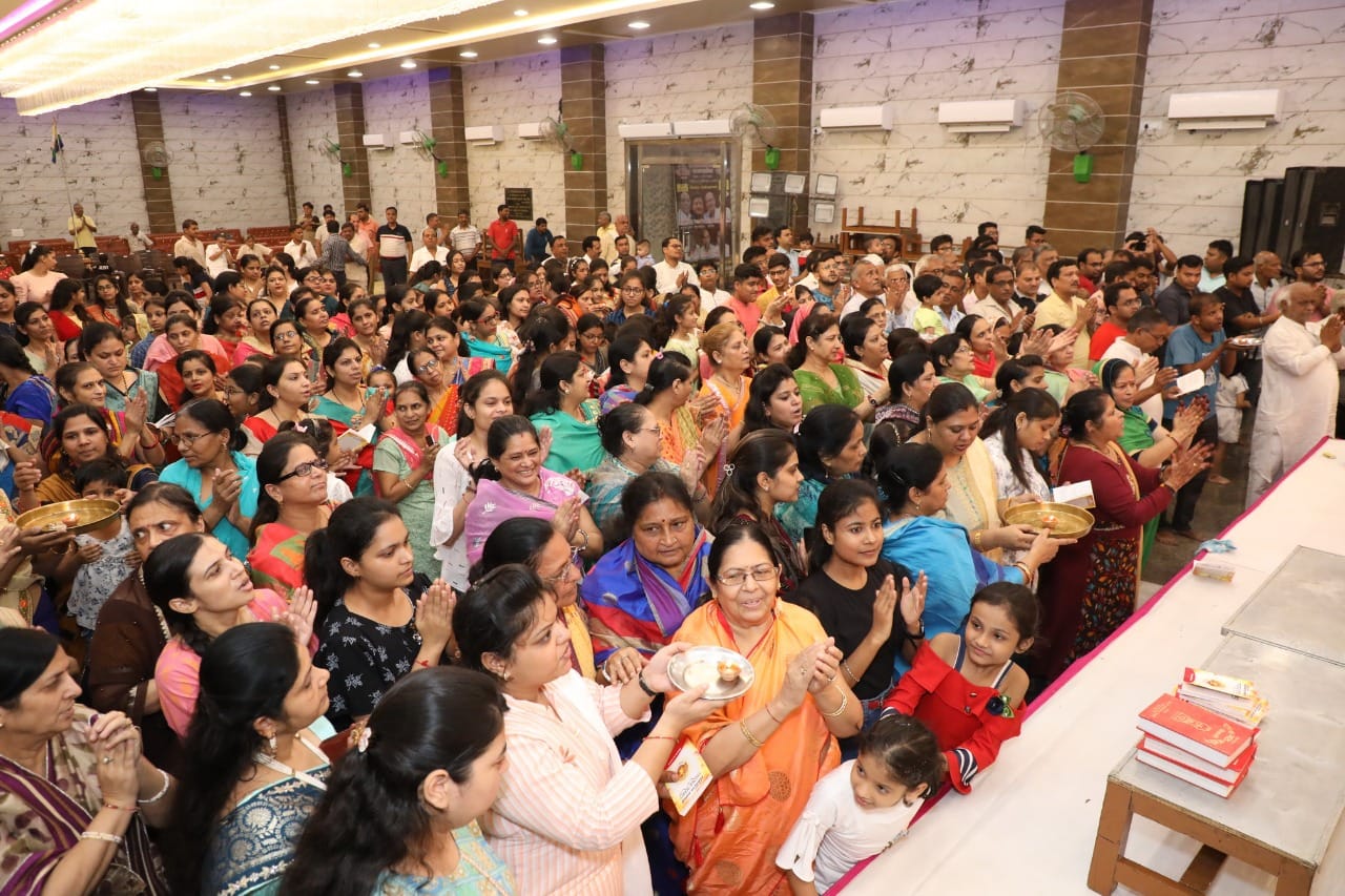 दशलक्षण पर्व के दूसरे दिन जैन मंदिर में मोजूद जैन श्रद्धालु दशलक्षण पर्व के दूसरे दिन जैन मंदिर में मोजूद जैन श्रद्धालु