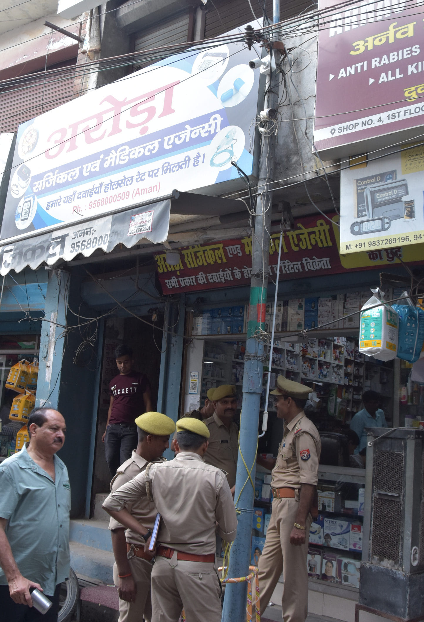 दवाई मार्केट किशनपुरा में मेडिकल स्टोर के बाहर तैनात पुलिसकर्मी और अंदर जांच करते अधिकारी। दवाई मार्केट किशनपुरा में मेडिकल स्टोर के बाहर तैनात पुलिसकर्मी और अंदर जांच करते अधिकारी।