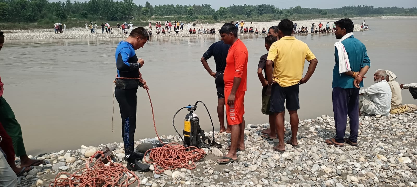 यमुना में युवक की तलाश को तैयारी करती एनडीआरएफ की टीम यमुना में युवक की तलाश को तैयारी करती एनडीआरएफ की टीम