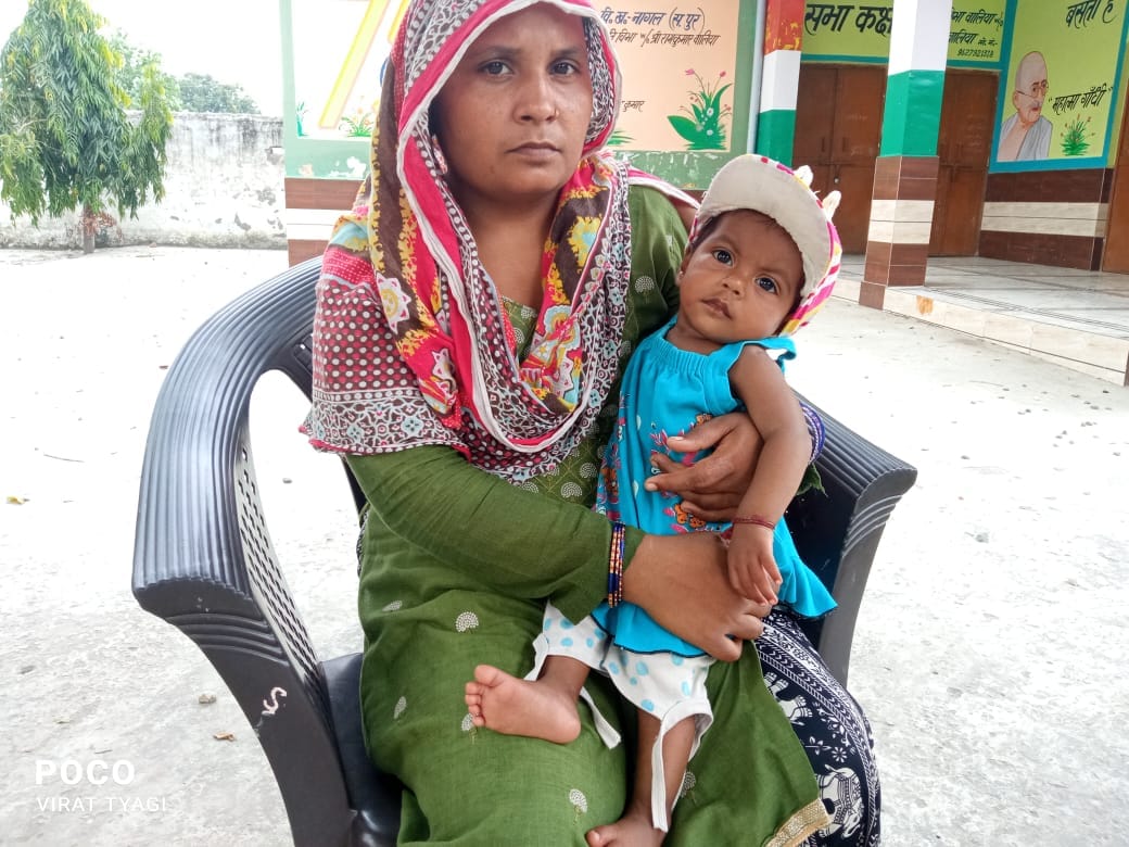 अपनी बेटी के साथ मीरपुर मोहनपुर निवासी मोनिका