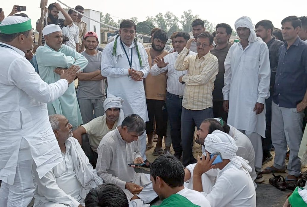 बाबरी हाईवे निर्माण कंपनी के प्लांट पर धरने के दौरान प्रोजक्ट मैनेजर से वार्ता करते भाकियू जिला? बाबरी हाईवे निर्माण कंपनी के प्लांट पर धरने के दौरान प्रोजक्ट मैनेजर से वार्ता करते भाकियू जिला?