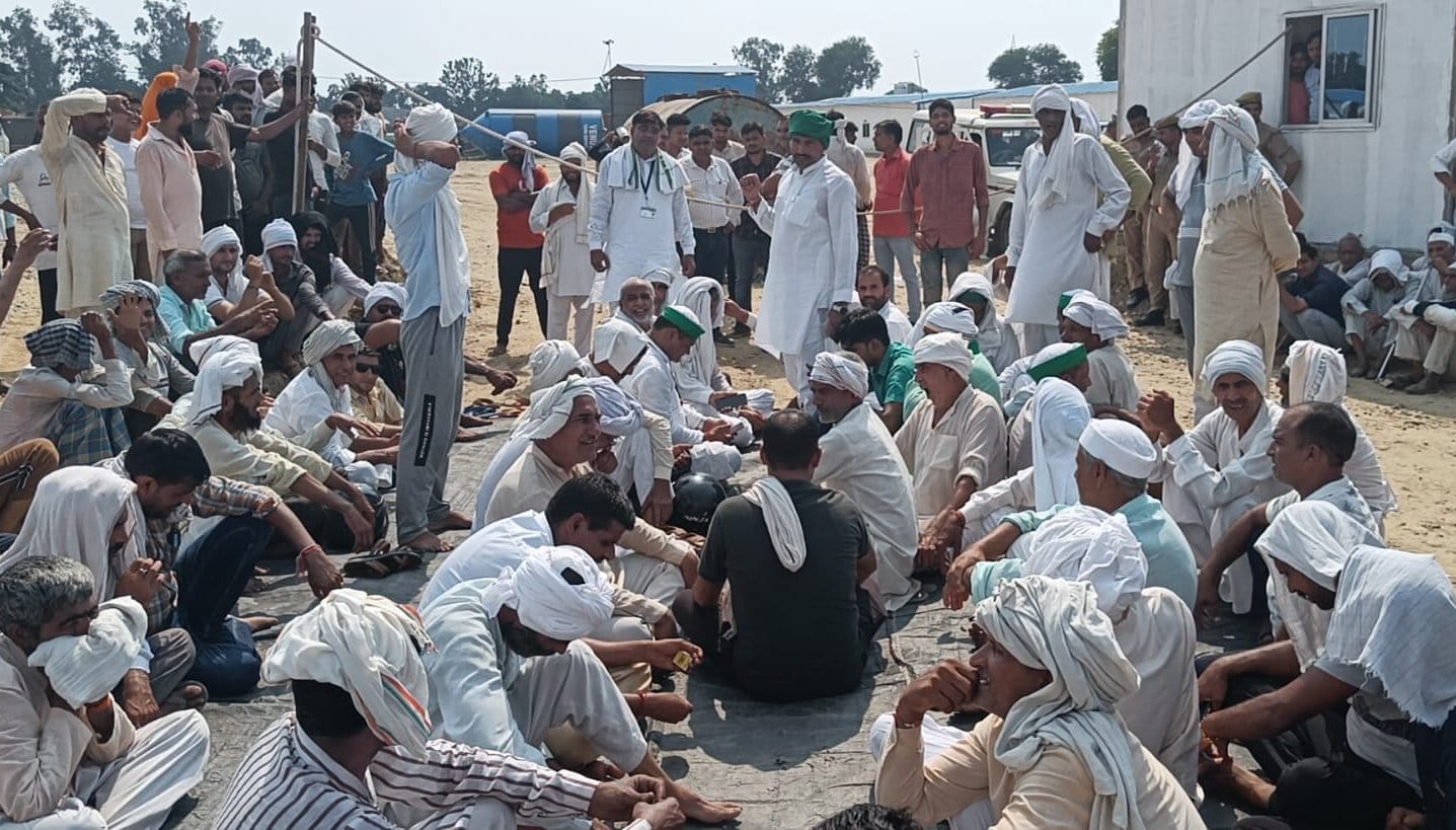 बाबरी क्षेत्र में हाईवे निर्माण कंपनी के प्लांट पर धरने पर बैठे भाकियू कार्यकर्ता व किसान। बाबरी क्षेत्र में हाईवे निर्माण कंपनी के प्लांट पर धरने पर बैठे भाकियू कार्यकर्ता व किसान।