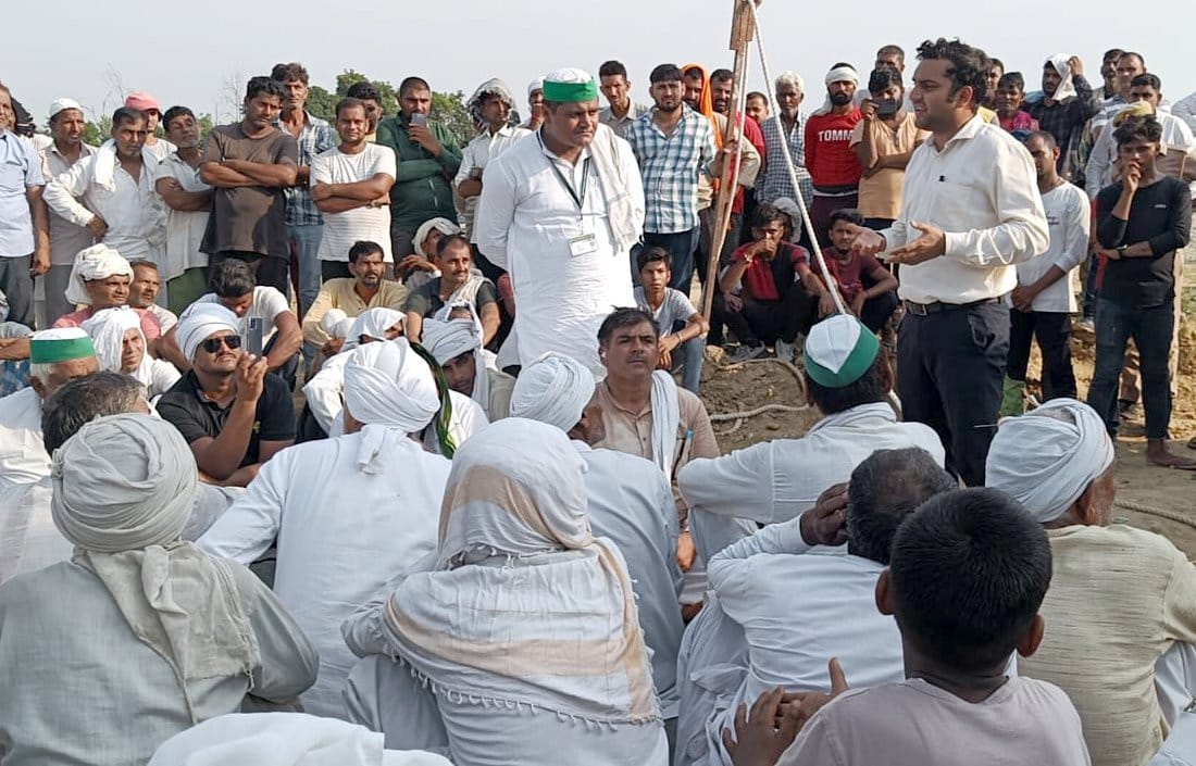 बाबरी क्षेत्र में हाईवे निर्माण कंपनी के प्लांट पर धरने पर बैठे किसानो से वार्ता करते एसडीएम विश? बाबरी क्षेत्र में हाईवे निर्माण कंपनी के प्लांट पर धरने पर बैठे किसानो से वार्ता करते एसडीएम विश?