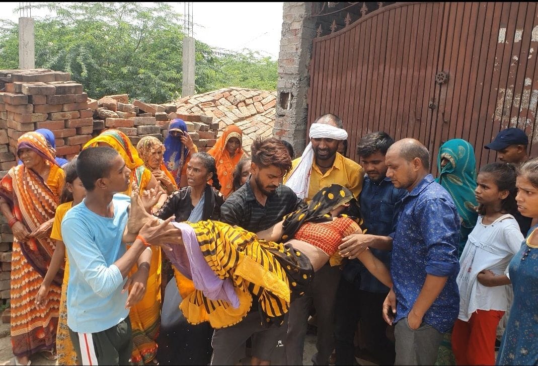बेहोश हुई उम्मीदवर अमरवती को उठा कर ले जाते परिजन। संवाद