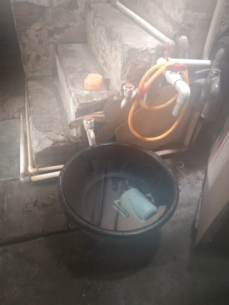 बिजलीपुरा में जलापूर्ति लाइन से आ रहा गंदा पानी बिजलीपुरा में जलापूर्ति लाइन से आ रहा गंदा पानी
