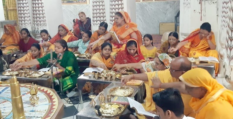 चिलकाना में पूजा अर्चना करते जैन समाज के लोग चिलकाना में पूजा अर्चना करते जैन समाज के लोग
