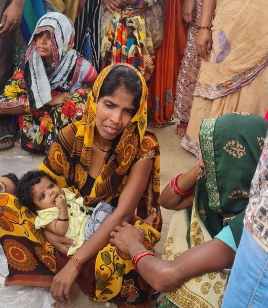 फोटो-10- रोती बिलखती मृतक नरेश की पत्नी व अन्य महिलाएं फोटो-10- रोती बिलखती मृतक नरेश की पत्नी व अन्य महिलाएं