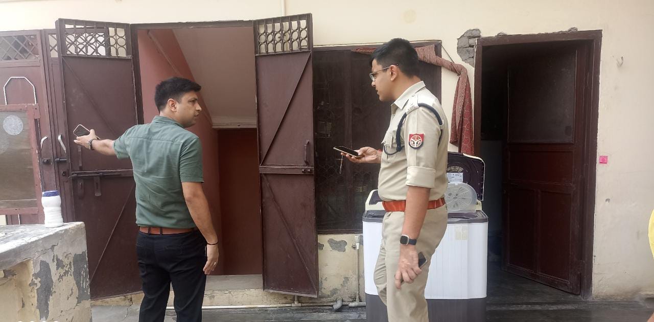 गागलहेड़ी में चोरी की घटना के बाद मौके पर जांच करते एसपी देहात गागलहेड़ी में चोरी की घटना के बाद मौके पर जांच करते एसपी देहात