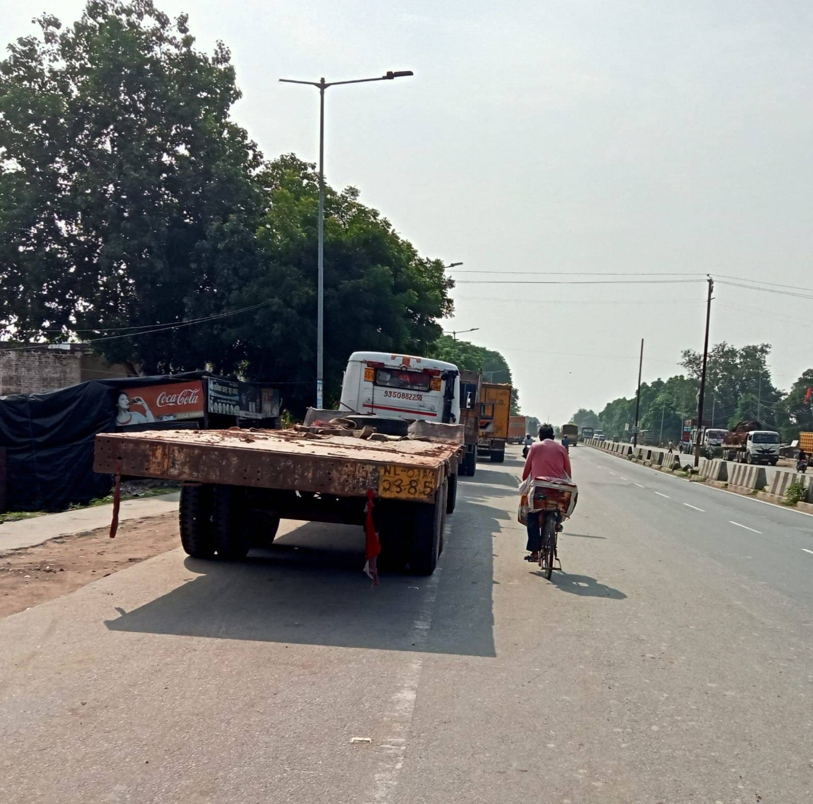  हाईवे के किनारे खड़ा ट्रेलर। संवाद