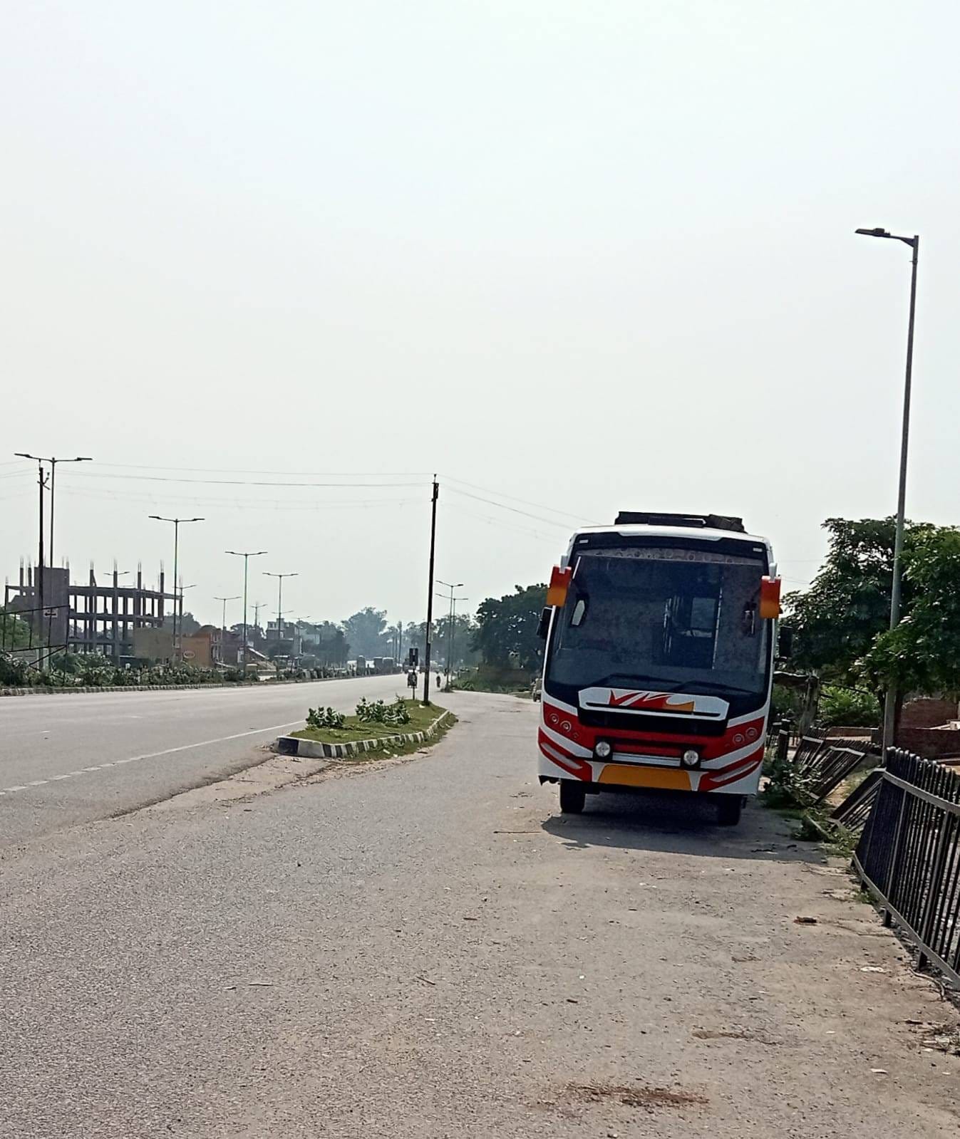  हाईवे पर सर्विस रोड के किनारे खड़ी बस। संवाद