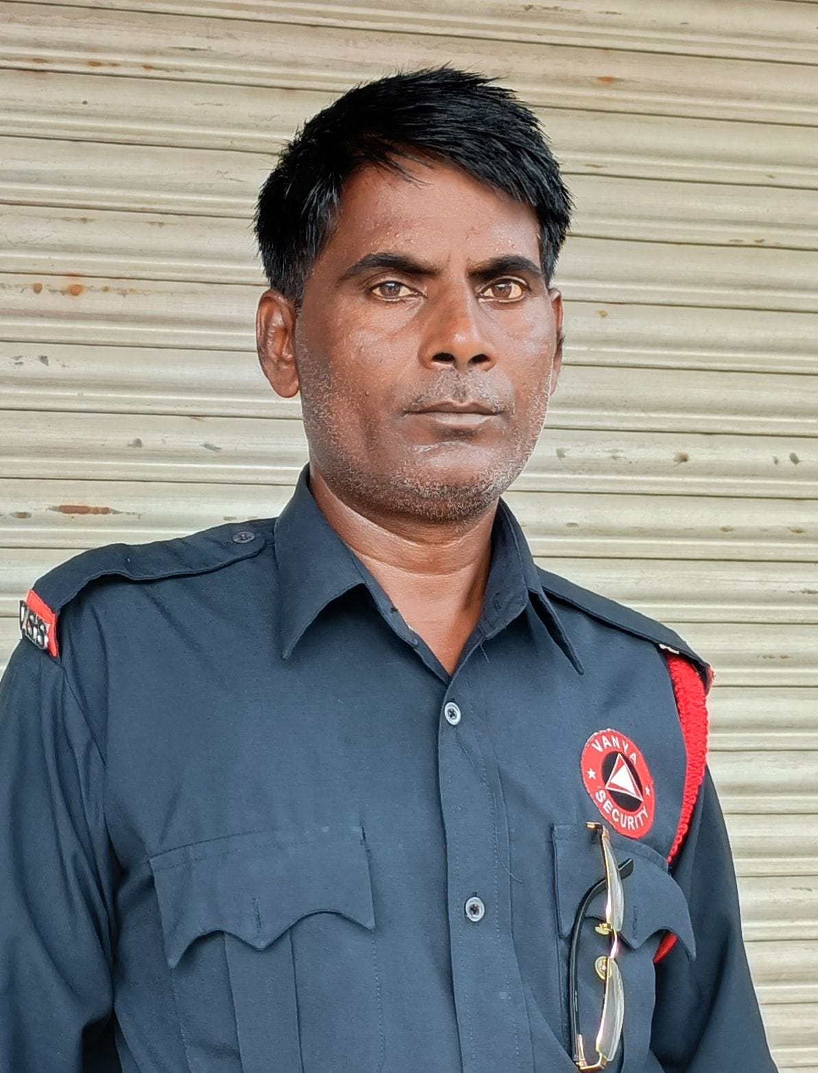  जानकारी देता गार्ड महेंद्र