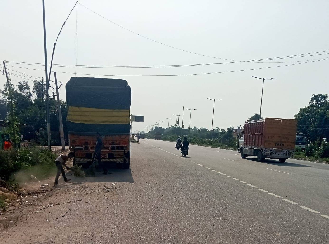  जैतापुर गांव के हाईवे पर खड़ा ट्रक। संवाद