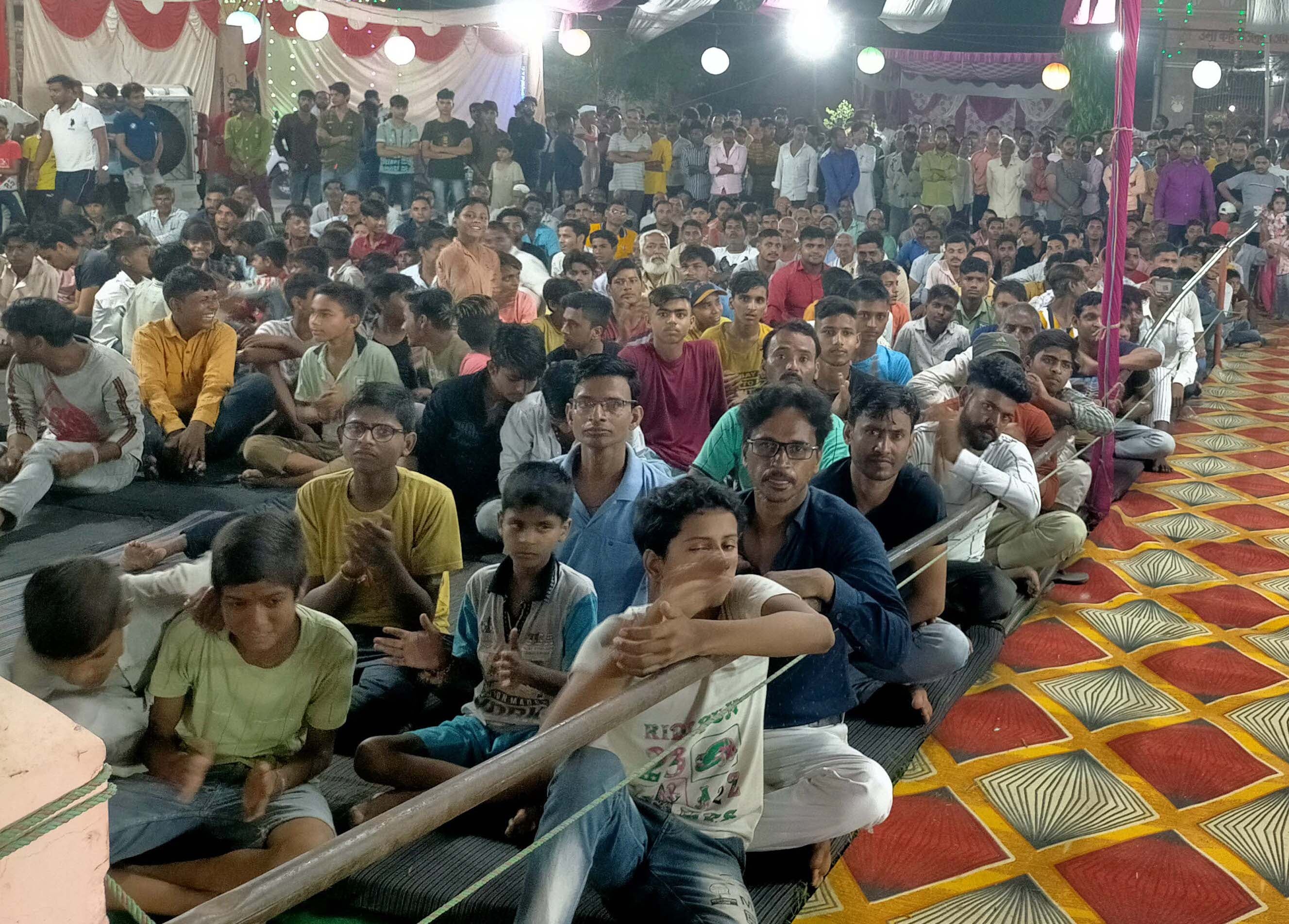 कैराना बनखंडी महादेव मंदिर में मां भगवती जागरण में मौजूद श्रद्धालु। कैराना बनखंडी महादेव मंदिर में मां भगवती जागरण में मौजूद श्रद्धालु।