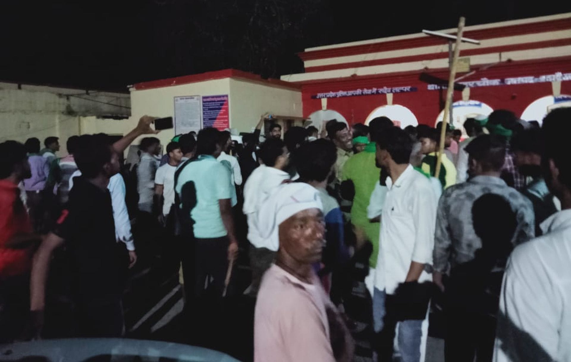 कादरचौक थाने में भीड़ लगाए खड़े भाकियू स्वराज गुट के कार्यकर्ता। संवाद