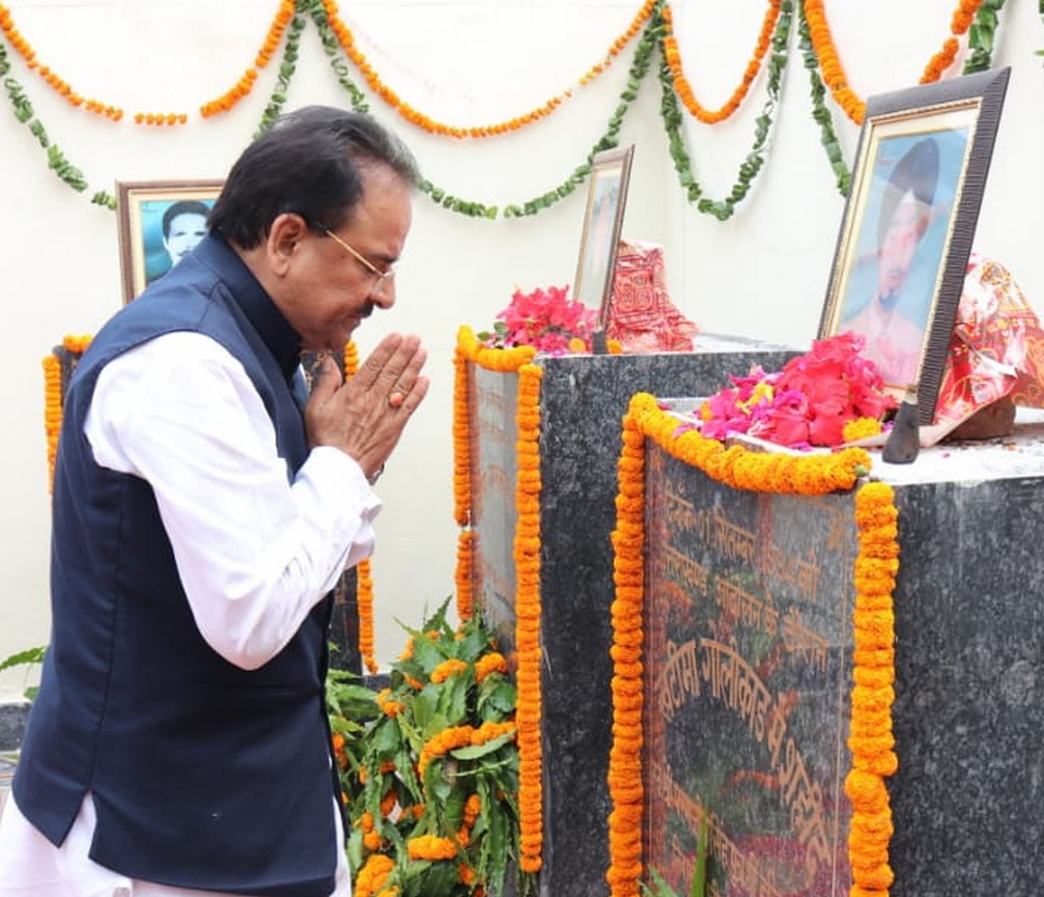 खटीमा में शहीद स्मारक पर उत्तराखंड राज्य निर्माण आंदोलन के शहीदों को श्रद्घांजलि देते केंद्रीय खटीमा में शहीद स्मारक पर उत्तराखंड राज्य निर्माण आंदोलन के शहीदों को श्रद्घांजलि देते केंद्रीय
