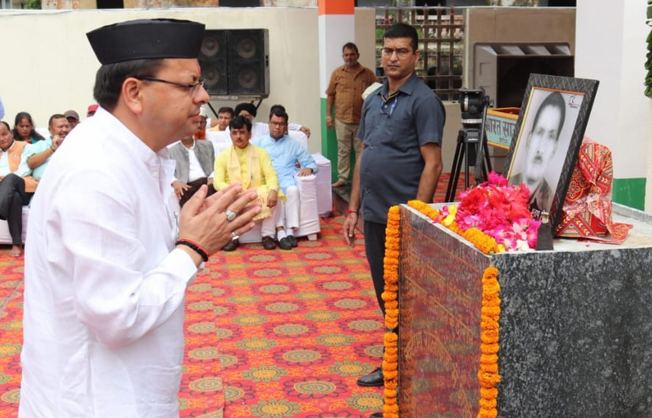 खटीमा में शहीद स्मारक पर उत्तराखंड राज्य निर्माण आंदोलन के शहीदों को श्रद्घांजलि देते मुख्यमंत? खटीमा में शहीद स्मारक पर उत्तराखंड राज्य निर्माण आंदोलन के शहीदों को श्रद्घांजलि देते मुख्यमंत?