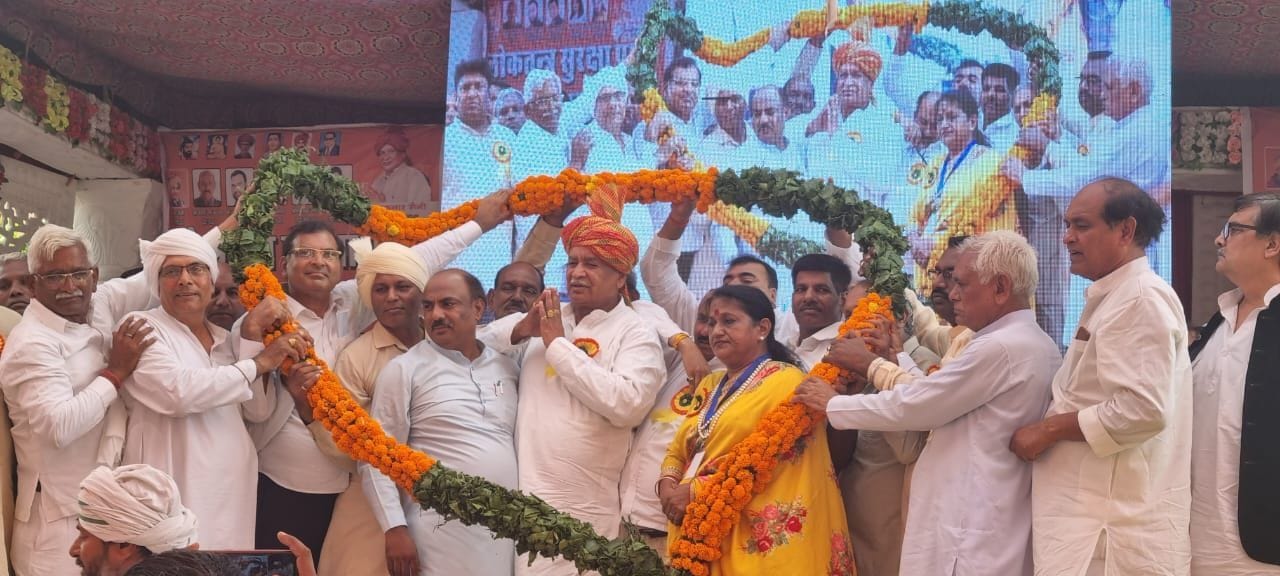 लोकतंत्र सुरक्षा पार्टी के स्थापना दिवस पर पार्टी सुप्रीमो राजकुमार सैनी व अन्य का बड़ी माला से ? लोकतंत्र सुरक्षा पार्टी के स्थापना दिवस पर पार्टी सुप्रीमो राजकुमार सैनी व अन्य का बड़ी माला से ?