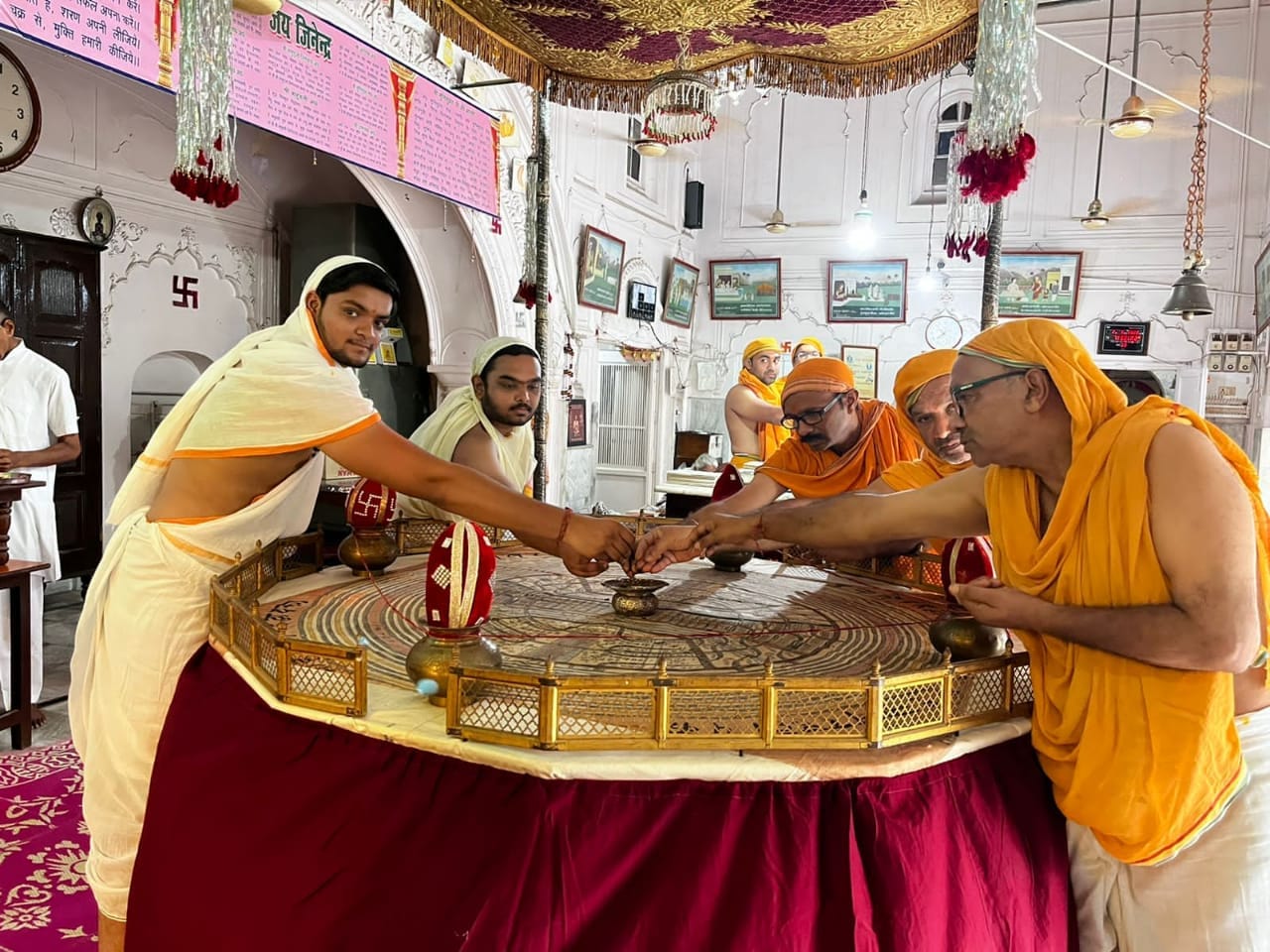 नकुड़ में पूजा अर्चना करते जैन समाज के लोग नकुड़ में पूजा अर्चना करते जैन समाज के लोग