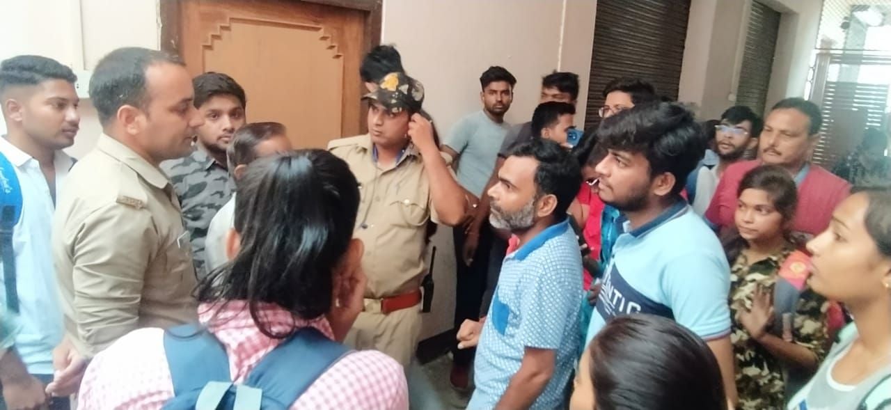 पुलिस छात्र-छात्राओं से मामले की जानकारी करती हुई। संवाद पुलिस छात्र-छात्राओं से मामले की जानकारी करती हुई। संवाद