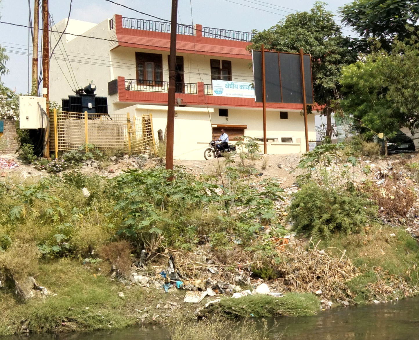 प्रदूषण नियंत्रण बोर्ड कार्यालय के बाहर से बहती ढमोला नदी और उसमें किनारे पर डाला गया कचरा। प्रदूषण नियंत्रण बोर्ड कार्यालय के बाहर से बहती ढमोला नदी और उसमें किनारे पर डाला गया कचरा।