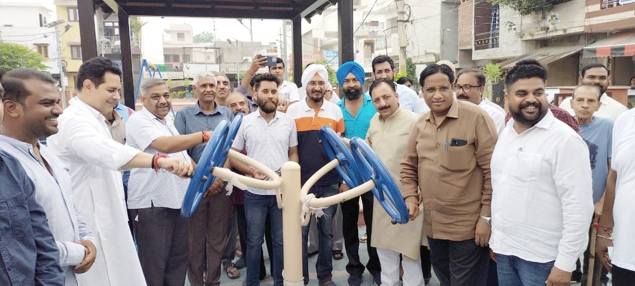 स्मार्ट पार्क को जनता को समर्पित करते मेयर, विधायक, पूर्व सांसद, नगरायुक्त व महानगर भाजपा अध्यक्ष