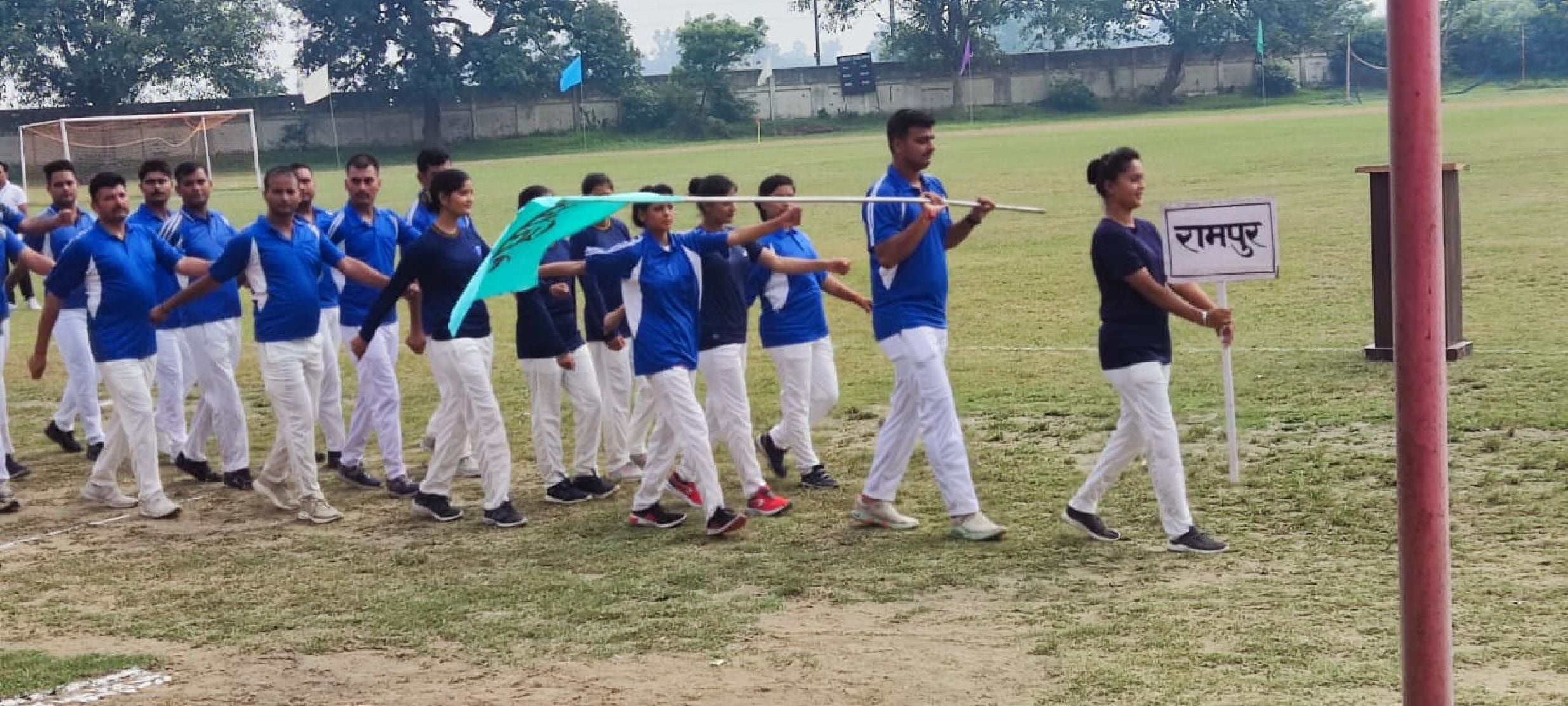 स्टेडियम में आयोजित फुटबॉल टूर्नामेंट के उद़घाटन पर मार्च पास्ट करते रामपुर के खिलाड़ी स्टेडियम में आयोजित फुटबॉल टूर्नामेंट के उद़घाटन पर मार्च पास्ट करते रामपुर के खिलाड़ी