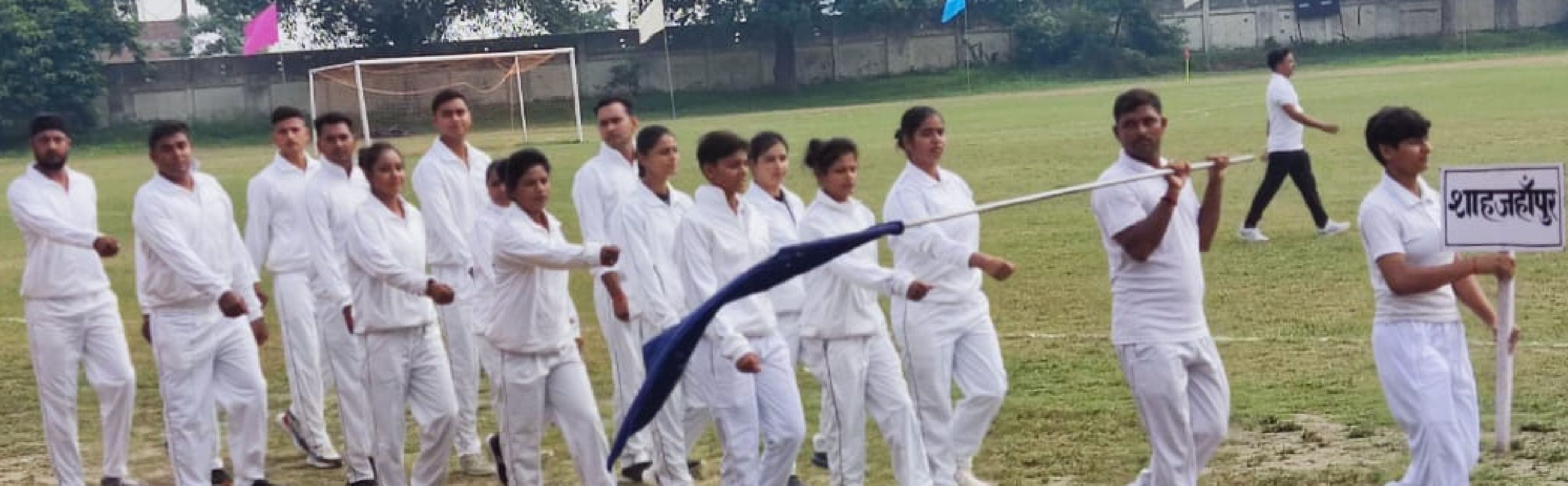 स्टेडियम में आयोजित फुटबॉल टूर्नामेंट के उद़घाटन पर मार्च पास्ट करते शाहजहांपुर के खिलाड़ी स्टेडियम में आयोजित फुटबॉल टूर्नामेंट के उद़घाटन पर मार्च पास्ट करते शाहजहांपुर के खिलाड़ी
