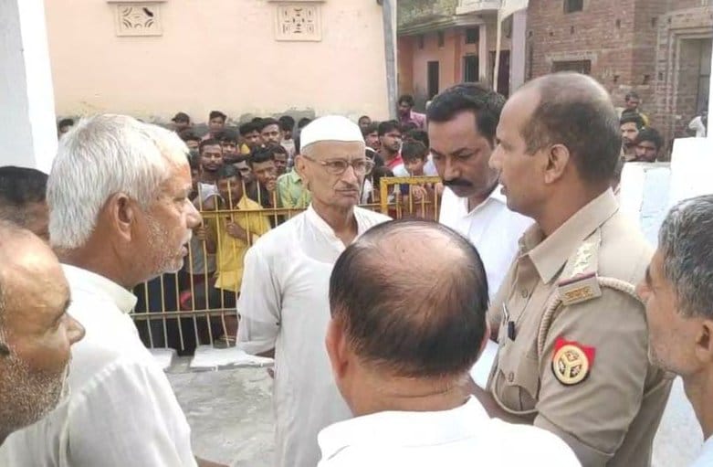 शामली क्षेत्र के गांव सिक्का में थाना प्रभारी से वार्ता करते ग्रामीण।