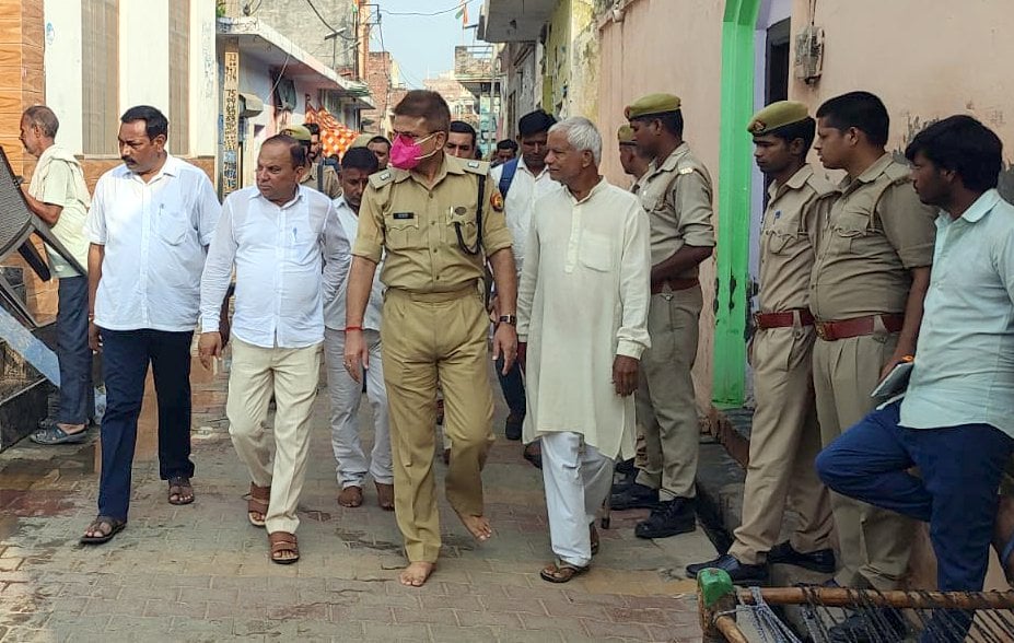 शामली क्षेत्र के गांव सिक्का में धर्मस्थल में मांस के टुकड़े  फेंकने की सूचना पर पहुंचे एएसपी ओपी