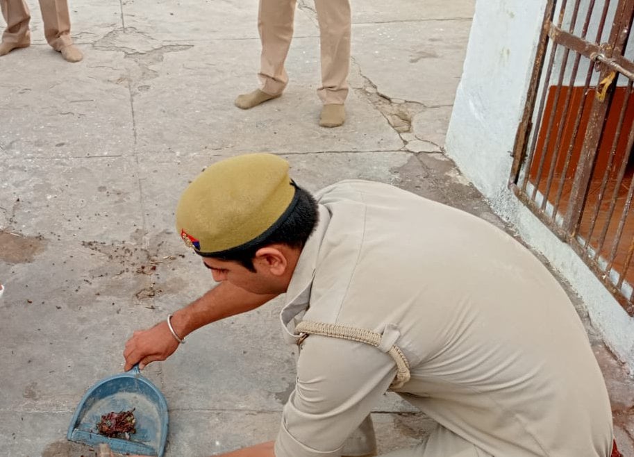 शामली क्षेत्र के गांव सिक्का में धर्मस्थल परिसर में फेंके गए मांस के टुकड़े को इक्ठठा करता सिपाह?