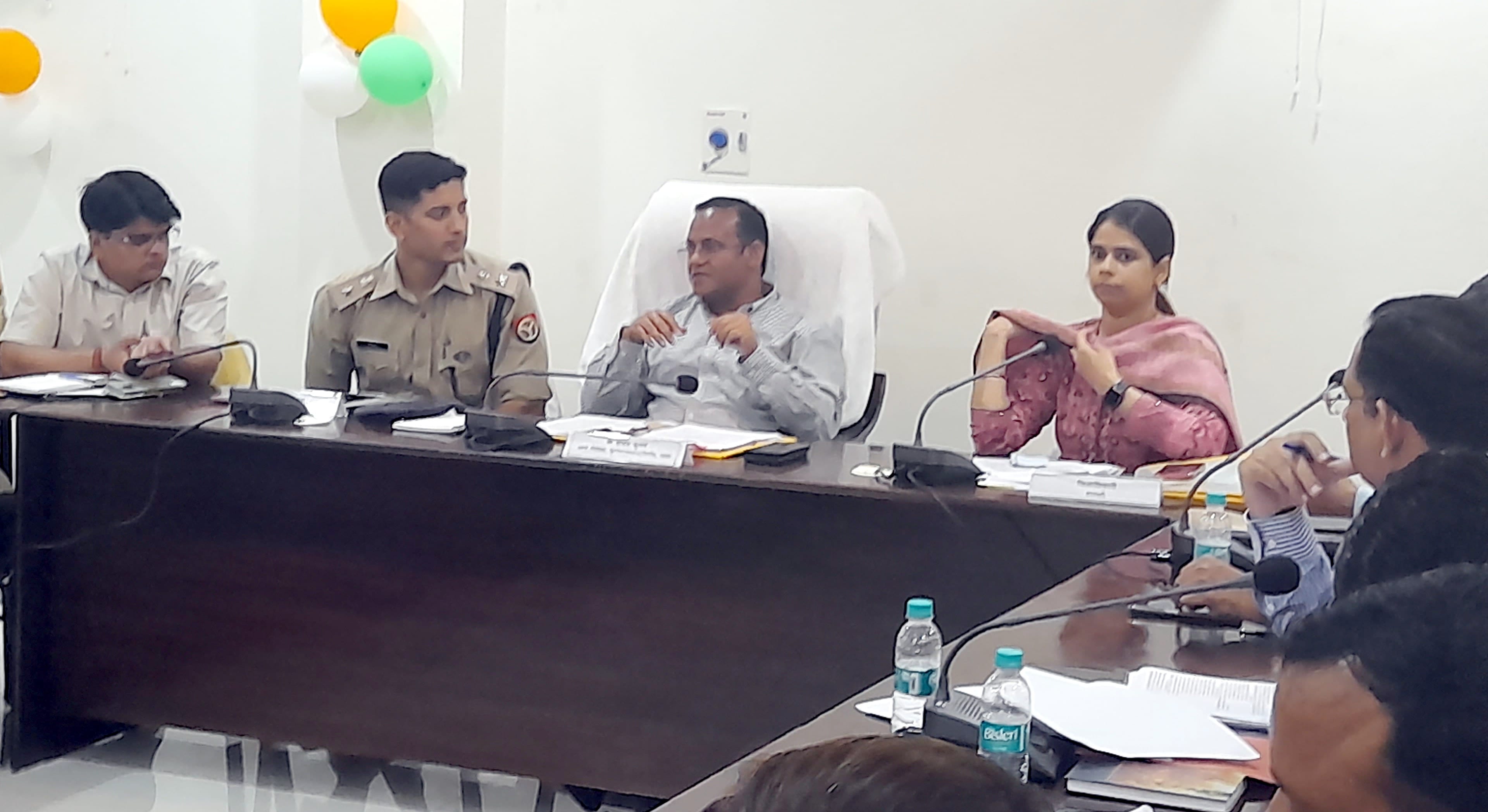 थानाभवन में अधिकारियों की बैठक लेते यूपी रोडवेज के एमडी व जिले के नोडल अफसर डॉ. संजय कुमार व डीएम ज