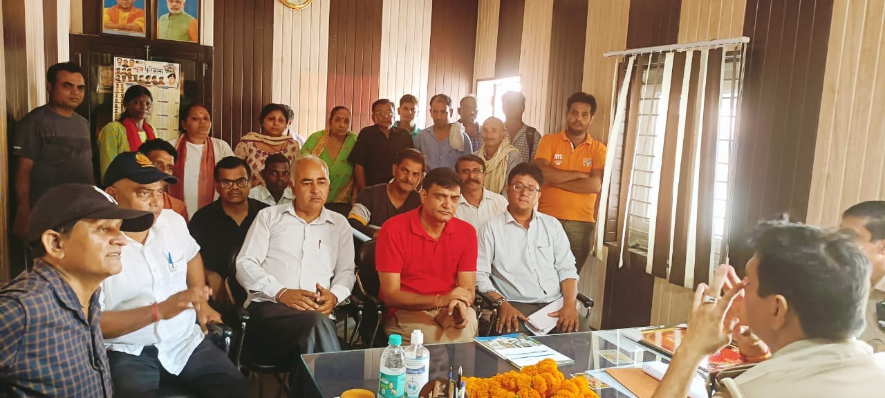 थानाध्यक्ष से बात करते धोखाधड़ी का शिकार हुए लोग थानाध्यक्ष से बात करते धोखाधड़ी का शिकार हुए लोग