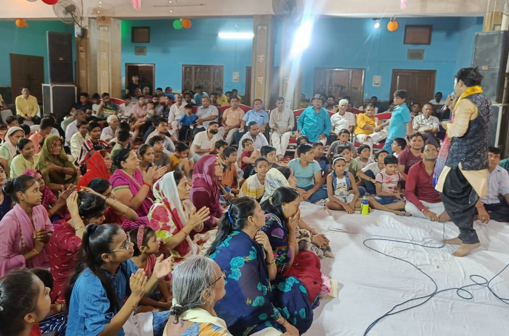 अग्रवाल मंडी टटीरी में गणेश चतुर्थी के पर्व पर आयोजित भजन कीर्तन में भाग लेते श्रद्घालु अग्रवाल मंडी टटीरी में गणेश चतुर्थी के पर्व पर आयोजित भजन कीर्तन में भाग लेते श्रद्घालु