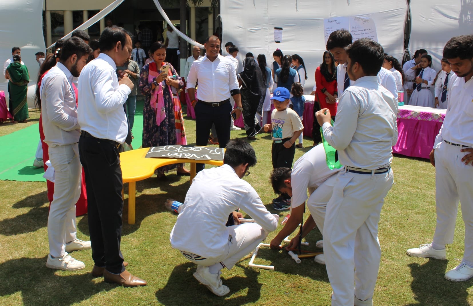 बागपत के इंद्रप्रस्थत पब्लिक स्कूल में आयोजित विज्ञान व कला प्रतियोगिता में प्रदर्शनी देखते डी? बागपत के इंद्रप्रस्थत पब्लिक स्कूल में आयोजित विज्ञान व कला प्रतियोगिता में प्रदर्शनी देखते डी?