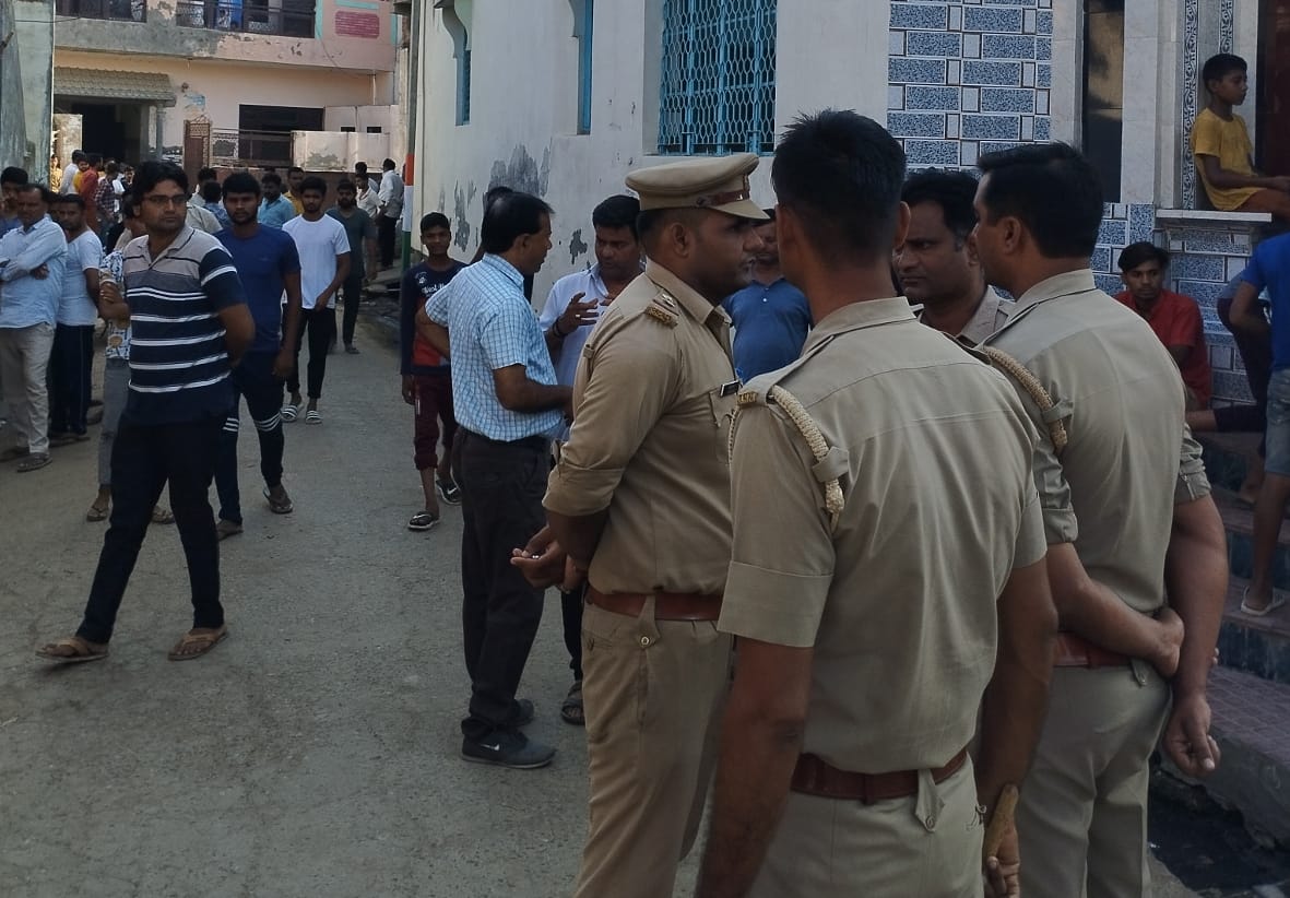 बागपत : विनयपुर गांव में घटना की जांच करने पहुंचे पुलिसकर्मी। बागपत : विनयपुर गांव में घटना की जांच करने पहुंचे पुलिसकर्मी।