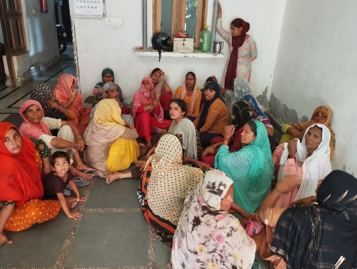 बागपत : विनयपुर गांव में विलाप करते मृतक के परिजन। बागपत : विनयपुर गांव में विलाप करते मृतक के परिजन।